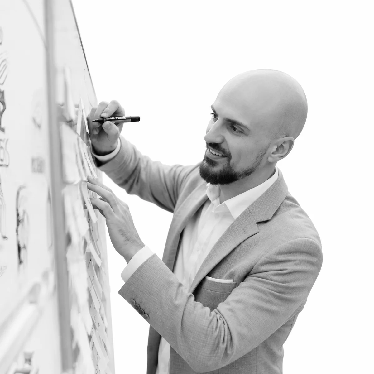Orges am Whiteboard mit Skizzen und Notizzetteln